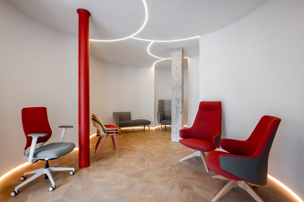 Veškeré sezení v Atelieru Bohemia pochází od české značky LD Seating.
