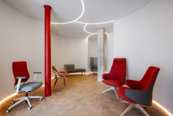 Veškeré sezení v Atelieru Bohemia pochází od české značky LD Seating.