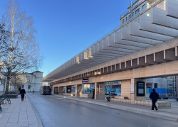 Vlastní zkušenost: Ve spodních částech dřevo po letech trpí, nepůsobí to ale nijak zanedbaně. (Autobusové nádraží Umeå Vasaplan, Wingårdhs + WSP)