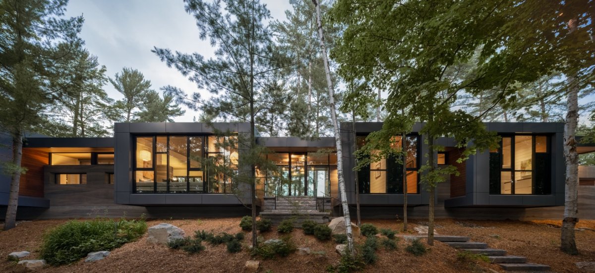 Rekreační objekt Rammed Earth Cottage v kanadské provincii Ontario