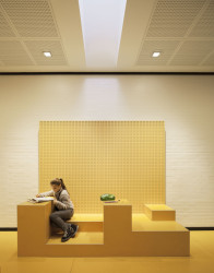 Akustické řešení Rigips v učebnách a školkách (na obrázku škola Dyveke v dánské Kodani)