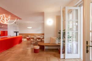 Provozovatelé do interiéru toužili vnést svěží nádech a barevnost Café Jen, vršovické kavárny, kterou taktéž provozují. (Vila 63, edit!)