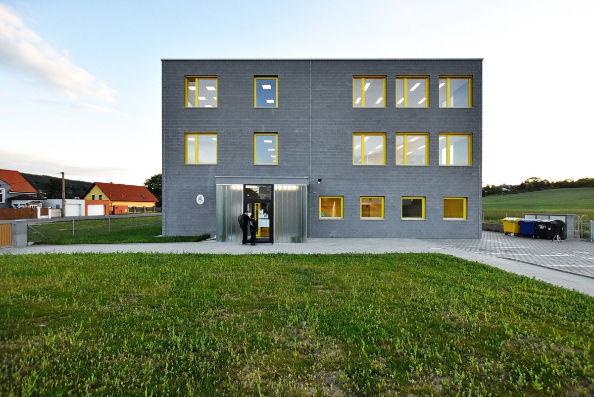Škola a školka v Letech, Architekt Ondřej Tuček: Objekty jsou postaveny ze sendvičových betonových tvárnic.