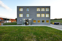 Škola a školka v Letech, Architekt Ondřej Tuček: Objekty jsou postaveny ze sendvičových betonových tvárnic.