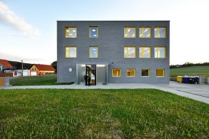 Škola a školka v Letech, Architekt Ondřej Tuček: Objekty jsou postaveny ze sendvičových betonových tvárnic.