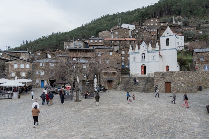 Náves ve vesnici Piódão od studia Branco del Rio