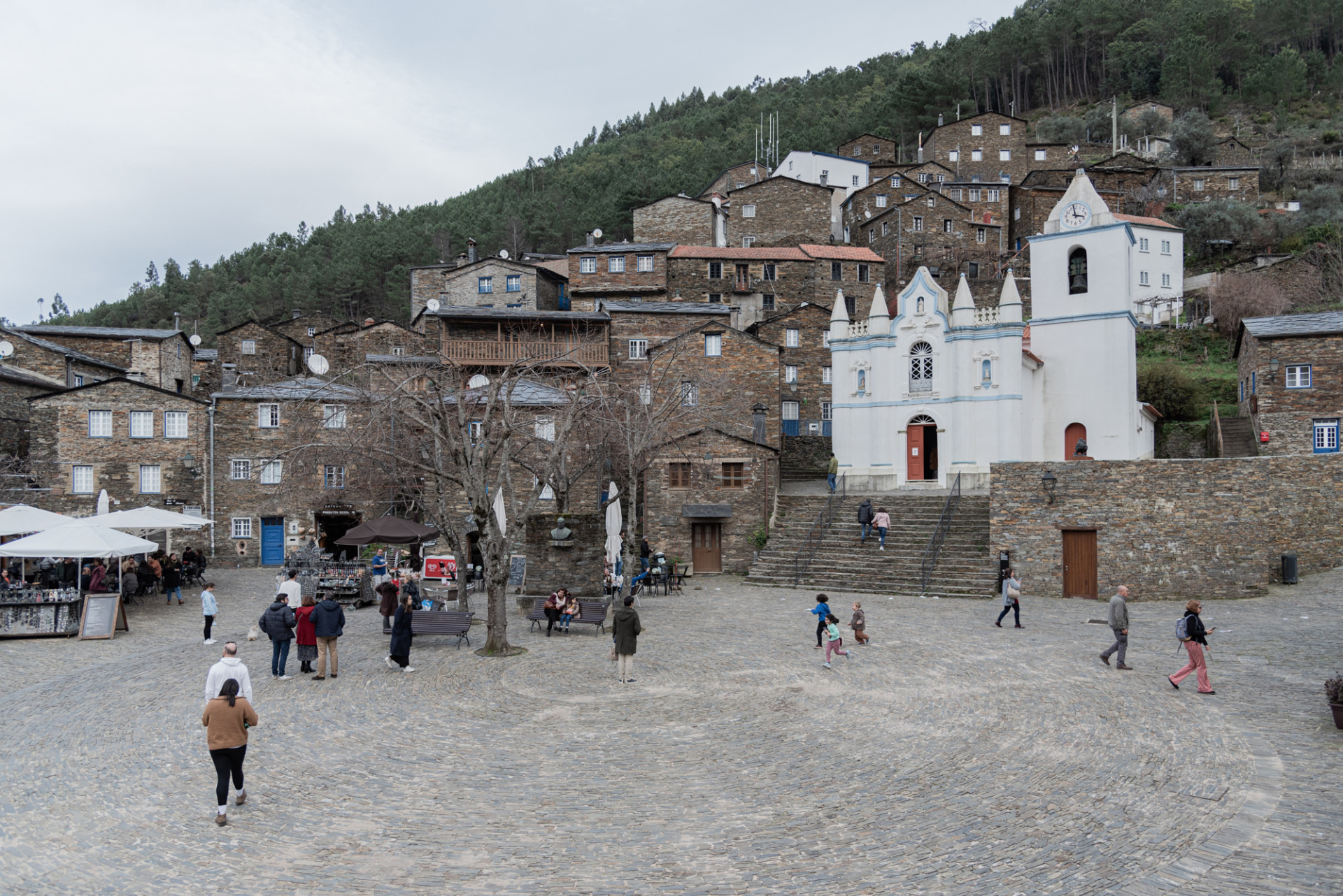 Náves ve vesnici Piódão od studia Branco del Rio