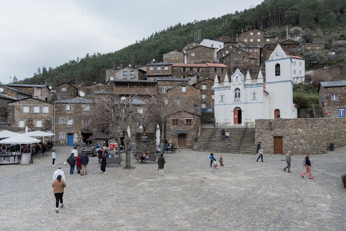 Náves ve vesnici Piódão od studia Branco del Rio