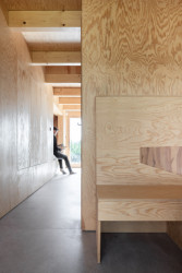 Architekti Martin Maňo a Tomáš Amtmann navrhli na břehu slovenské vodní nádrže Horná Studená Voda dřevěnou chatu