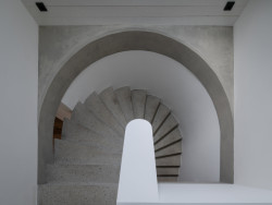 Horní pohled na schodiště (Rodinný dům v Břevnově; OTA atelier)