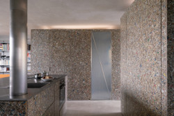 Papundekl architekti - Tři boxy z Packwallu v otevřeném prostoru: Boxy jsou obložené deskami z recyklovaného materiálu Packwall