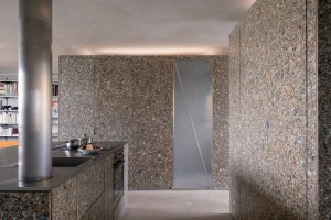 Papundekl architekti - Tři boxy z Packwallu v otevřeném prostoru: Boxy jsou obložené deskami z recyklovaného materiálu Packwall