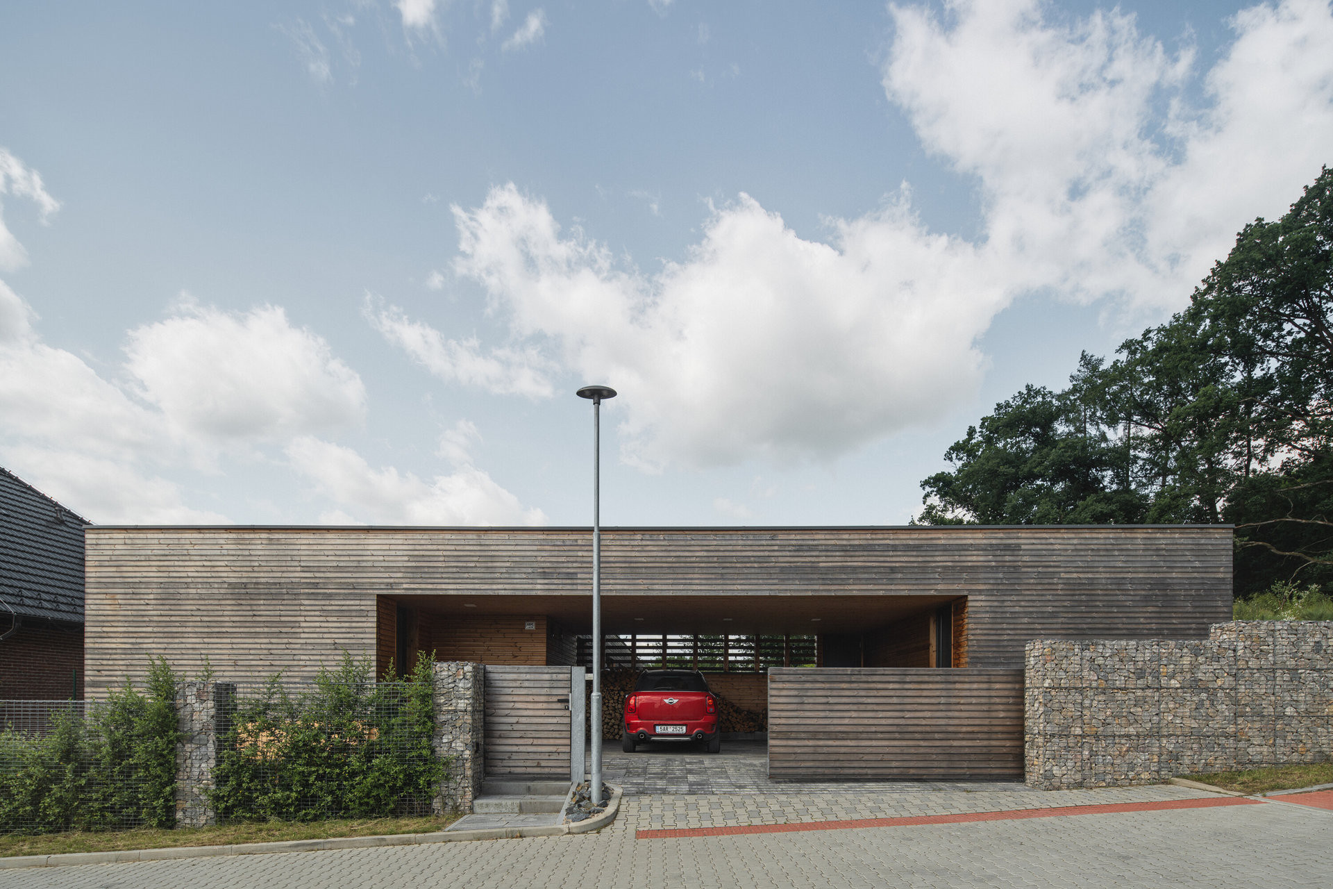 Dům se směrem do ulice tváří uzavřeně, do zahrady se naopak zcela otevírá. (Vila nad vodou, 3AE)