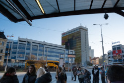 Z terminálu je také výhled na zrekonstruovanou budovu S Tower z 80. let minulého století. Má barevné stínící lamely, které budově brání v přehřívání.