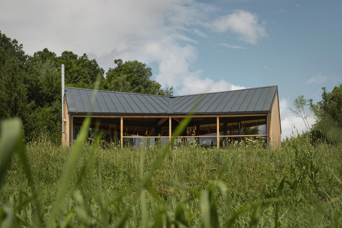 Víkendový dům v Českém ráji navazuje na okolní zástavbu i přírodu. (Víkendový dům v Českém ráji, NEW HOW Architekti)