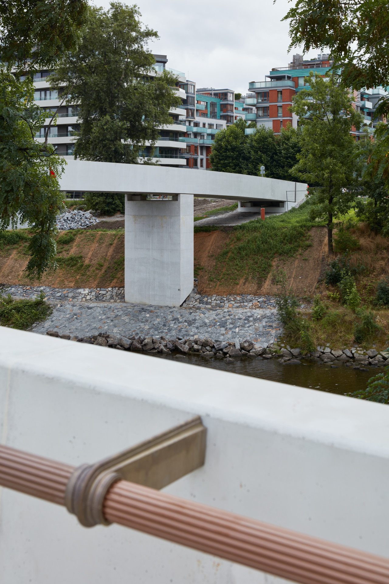 Jednou z hlavních výtek lávky bylo, že přes její plnou konstrukci děti neuvidí vodu. Návštěva potvrdila, že tomu je skutečně tak. Je však otázkou, do jaké míry je tento problém zásadní. Je dost možné, že by při jiném řešení, které by výhled na vodu skrze konstrukci umožnilo, celá konstrukce ztratila svou eleganci a jednoduchost, která bývá zmiňována jako hlavní přednost lávky.