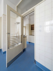 Ta obkládačky a dlaždice dodávala do rezidence už v době její realizace ve 30. letech 20. století