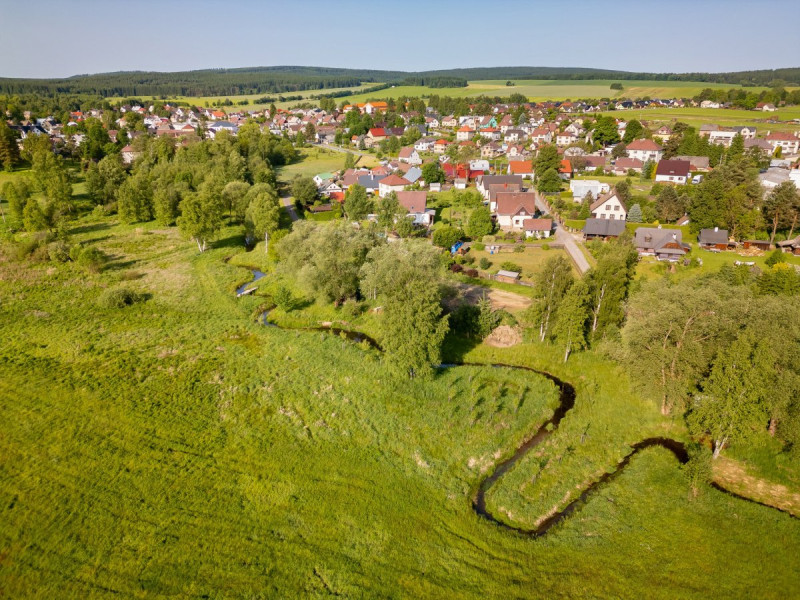 Stejně tak zadržovat vodu v sídlech, podporovat vsakování i odpar (Finalista 2025 kategorie Krajina – Navrácení Svratky do historického koryta)