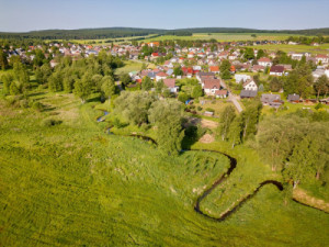 Stejně tak zadržovat vodu v sídlech, podporovat vsakování i odpar (Finalista 2025 kategorie Krajina – Navrácení Svratky do historického koryta)