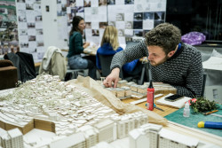 Fakulta architektury ČVUT vyhlašuje výběrová řízení na pozice vedoucí*ho ústavu a vedoucí*ho a asistenta nebo asistentky dvou ateliérů.