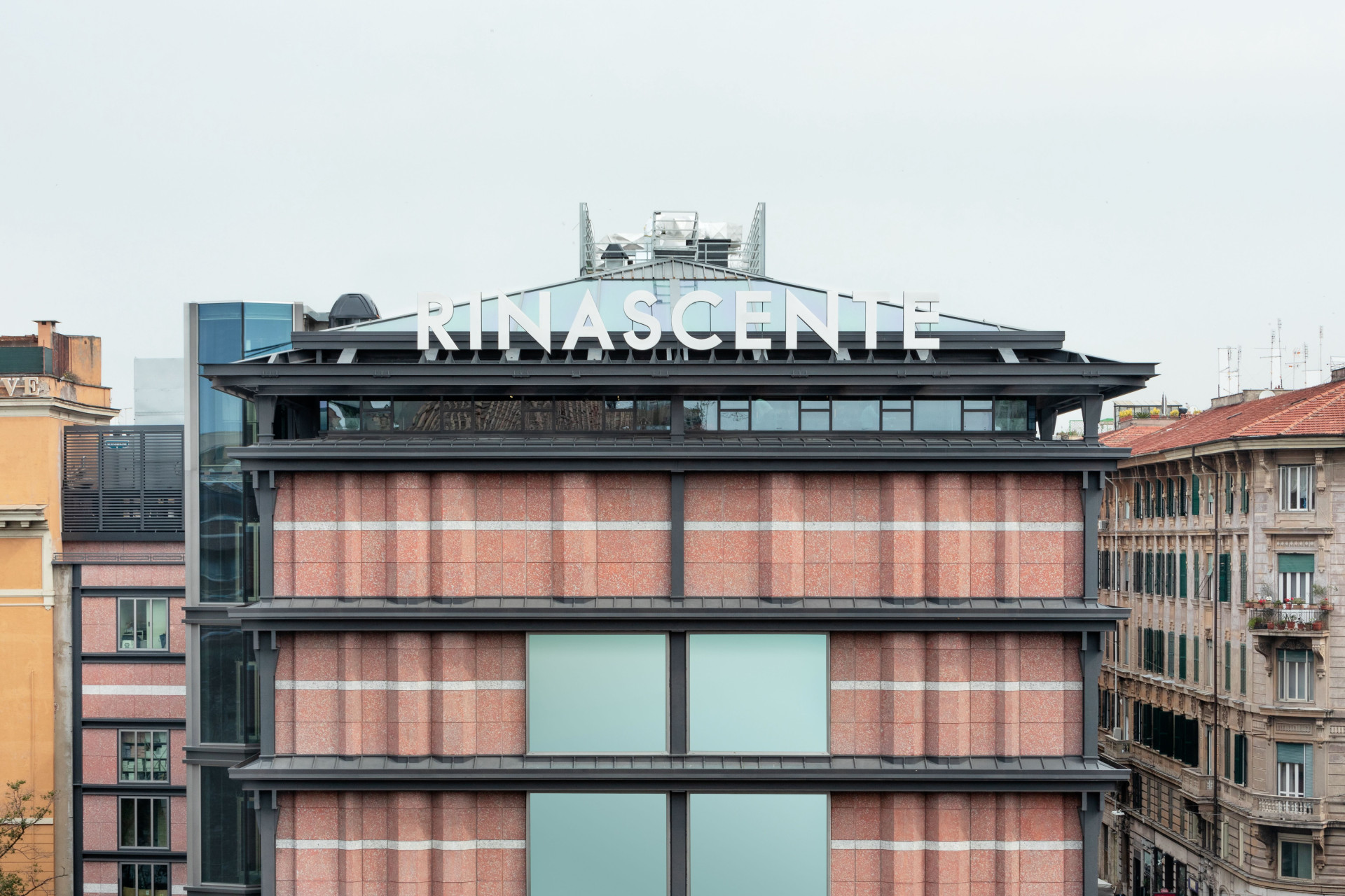 La Rinascente se nachází v centru Říma v sousedství historizujících domů. (Rekonstrukce obchodního domu La Rinascente, studio 2050+)