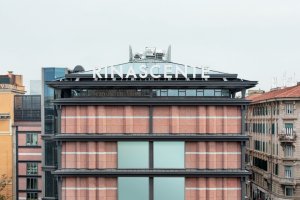 La Rinascente se nachází v centru Říma v sousedství historizujících domů. (Rekonstrukce obchodního domu La Rinascente, studio 2050+)