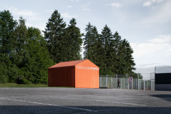 Je to způsob, jak stavbu ochránit před vandalstvím. (Zázemí tenisového klubu ve Studenci, ateliér CHRAMA)