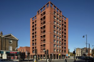 Hybridní budova spojující obytnou, obchodní a vzdělávací funkci navržená architekty ze studia Henley Halebrown