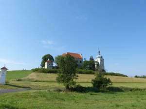 První zastávka na výletě se spolkem Prázdné domy. Barokní kostel Nejsvětější Trojice, který shlíží na malou obec Zahořany na Litoměřicku. Foto: Tereza Hůrská