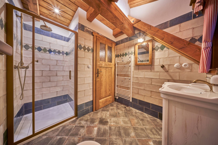 Společnost Roubenky Roubal zajišťuje návrh i realizaci interiérů roubenek, včetně dobového či moderního nábytku a vybavení.