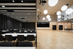 „Instalovaná variantní mobilní stěna, zatemnění a stohovatelný mobiliář umožňují provoz přizpůsobit požadavkům tanečních kurzů a soutěží, výstav, přednášek, meetingů, či komornějších projekcí.“ (Rekonstrukce Kulturního domu v Letohradě; architekti.in)