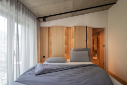 Ložnice rodičů v patře (Industriální přestavba rodinného domu; Atel!er)