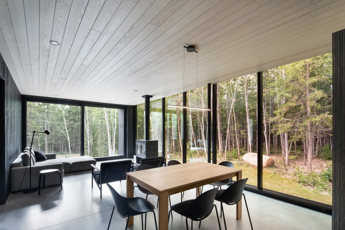 Prefabrikované chatky od studia Bourgeois / Lechasseur architects nedaleko kanadské lyžařské oblasti Le Massif de Petite-Rivière-St-François v lese u Charlevoix