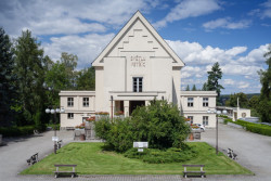 Hanuš Zápal připravil i projekt plzeňského krematoria na Ústředním hřbitově. Předtím architekt absolvoval poznávací cestu do Německa a Švýcarska. „Za 14 dní tam objel 14 měst a 14 hřbitovů a 14 krematorií. Prohlédl, přijel, nakreslil. Tři roky po tom to stálo,“ doplňuje Petr Domanický.