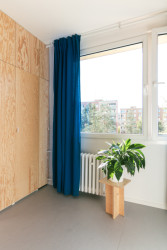 Borová překližka v kombinaci s modrou, červenou a bílou "trikolorou" dala bytu styl skoro skandinávský. (Rekonstrukce 1+1 v paneláku; Tereza Machačová)