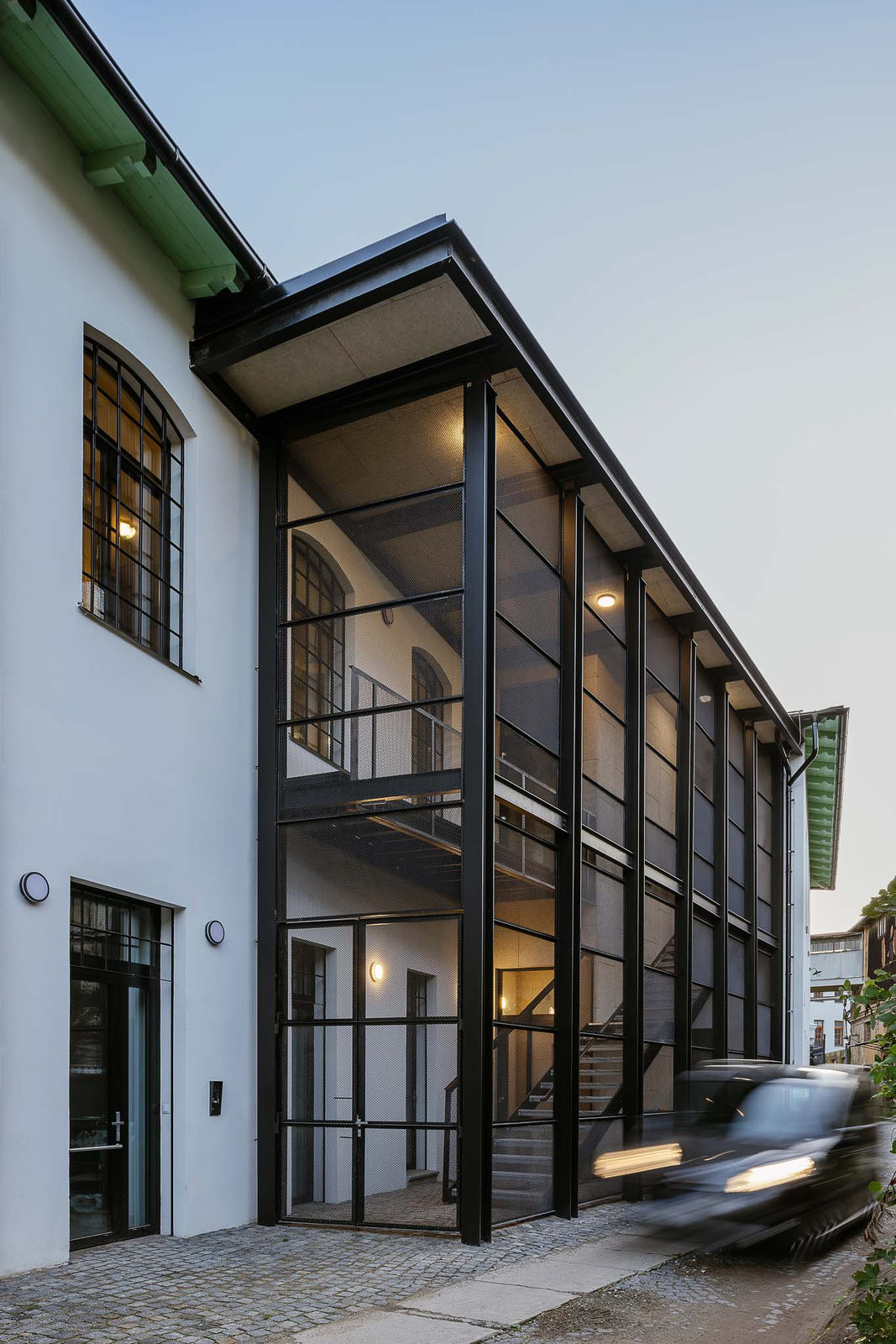 Komunitní centrum funguje v patře, nově se na něj dostává přístavbou schodiště s výtahovou šachtou. (Komunitní centrum ve Strakonicích, Ateliér VAS)