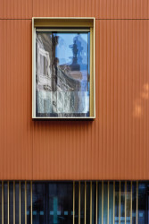 Okna jsou dřevěná, díky černému smaltování skla ale vypadají jako bezrámová. (Rezidence U Milosrdných na Starém Městě od Fránek Architects)