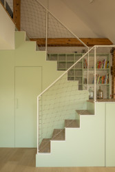 Půdní byt v kolonii Svoboda - Dále přibylo vložené schodiště, díky němuž bylo možné expandovat o patro výš na zmíněnou půdu