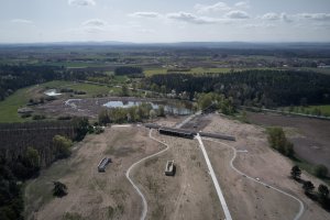 Areál tábora - s volně rostoucím lesem kontrastuje rastr dřezovců.