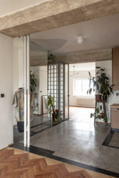 Nájemní byt v Hradci Králové, svobodová blaha: Prostor ve středu dispozice byl původně tmavým středním traktem, dnes do něj proudí světlo ze dvou stran i ze světlíku