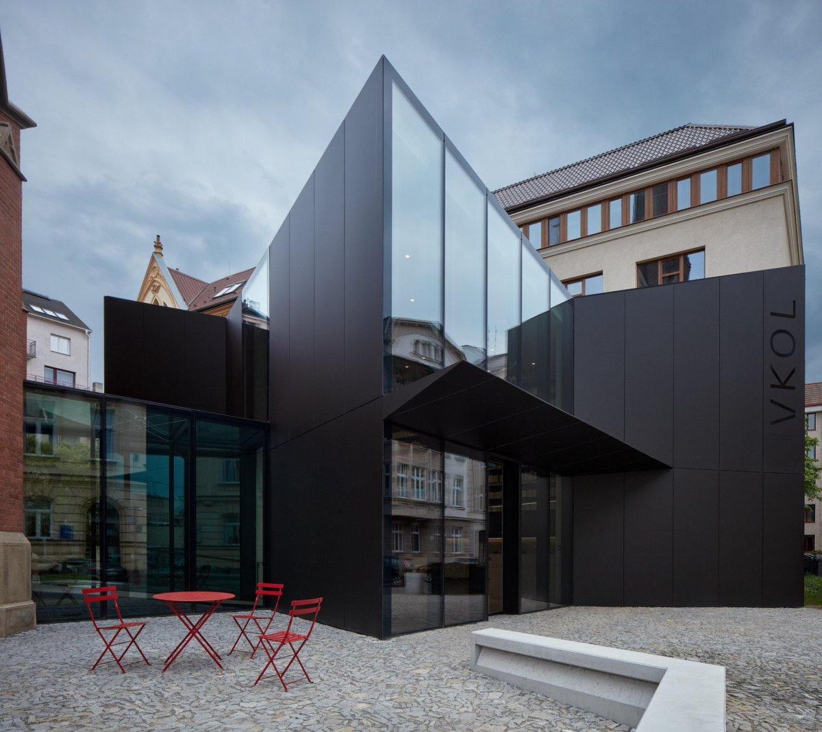 Obnova Červeného kostela, atelier-r: Fasády i střecha objektu jsou provedeny z černého hliníkového sendvičového plechu