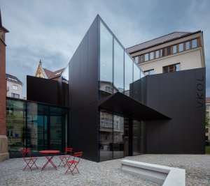 Obnova Červeného kostela, atelier-r: Fasády i střecha objektu jsou provedeny z černého hliníkového sendvičového plechu
