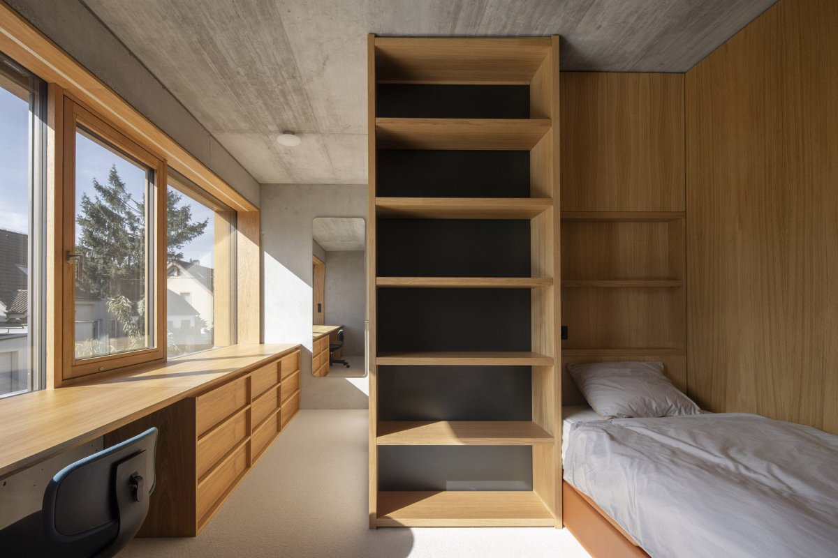 Rodinný dům Na rade, Noiz architekti: dětské pokoje v patře