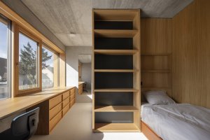 Rodinný dům Na rade, Noiz architekti: dětské pokoje v patře
