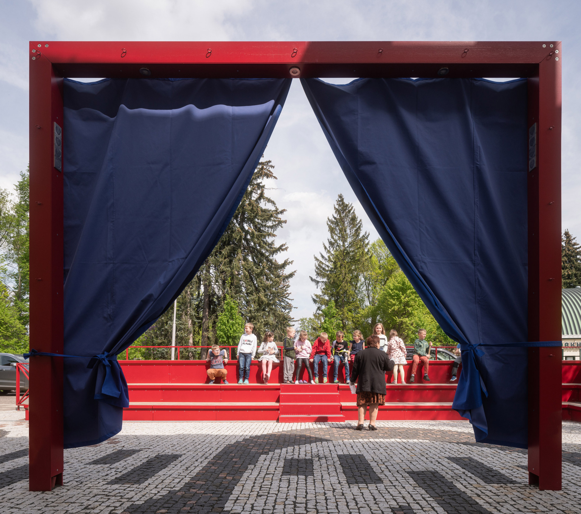 Pak ale přišla Alžběta Brůhová a z nevzhledného předprostoru před ZUŠ Pečky udělala hřiště, jeviště a místo pro odpočinek. V jeho středu je velký rám, na který se dá pověsit opona nebo plátno pro letní kino.