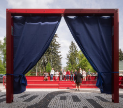 Pak ale přišla Alžběta Brůhová a z nevzhledného předprostoru před ZUŠ Pečky udělala hřiště, jeviště a místo pro odpočinek. V jeho středu je velký rám, na který se dá pověsit opona nebo plátno pro letní kino.