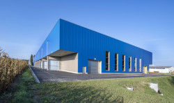 Mezi inspirativní projekty v sektoru výrobních a skladovacích hal patří například logistické centrum společnosti Kuratle & Jaecker ve Švýcarsku.