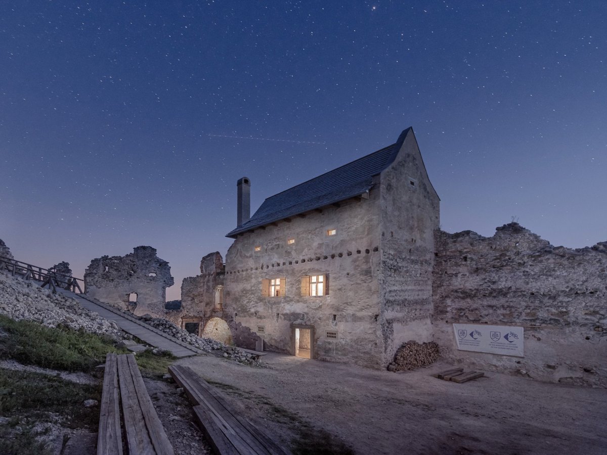 Hospodářská budova na hradě Uhrovec, Atelier ô / Martin Varga, Martin Kvitkovský, Pavol Pauliny