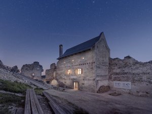 Hospodářská budova na hradě Uhrovec, Atelier ô / Martin Varga, Martin Kvitkovský, Pavol Pauliny