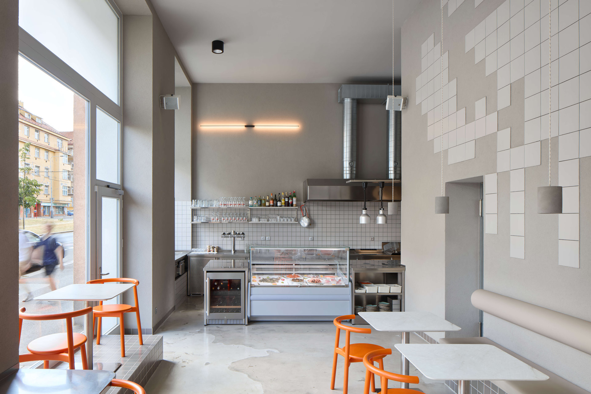 Česká značka RAKO pomohla architektům vytvořit image nové pražské restaurace s mořskými plody. (Rakin Seafood Bar; NEUHÄUSL HUNAL David Neuhäusl, Matěj Hunal)